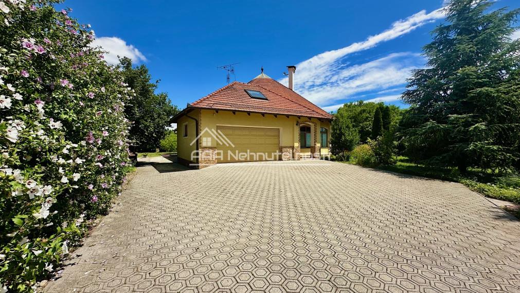 7-izb. Rodinný dom s bazénom a vlastnou Botanickou záhradou na pozemku 5.100 m2, len 30 min od BA