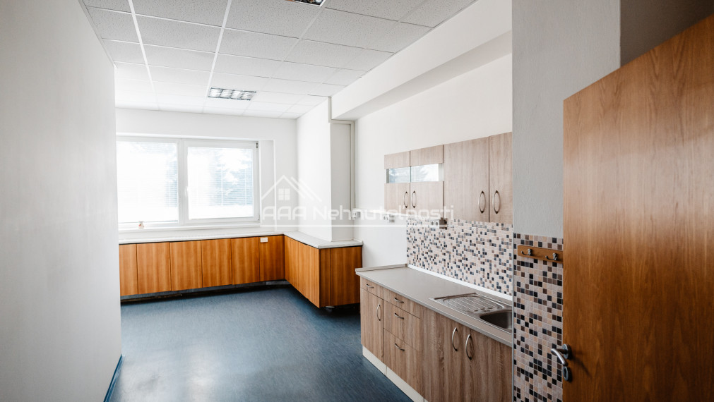 Na prenájom 4 kancelárske priestory v súkromnom areáli