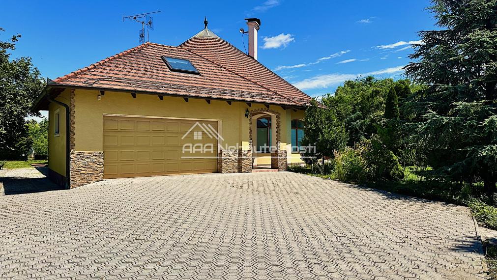 7-izb. Rodinný dom s bazénom a vlastnou Botanickou záhradou na pozemku 5.100 m2, len 30 min od BA