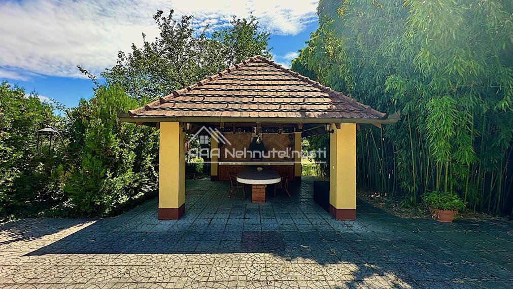 7-izb. Rodinný dom s bazénom a vlastnou Botanickou záhradou na pozemku 5.100 m2, len 30 min od BA