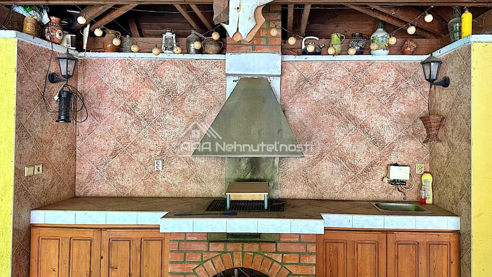 7-izb. Rodinný dom s bazénom a vlastnou Botanickou záhradou na pozemku 5.100 m2, len 30 min od BA