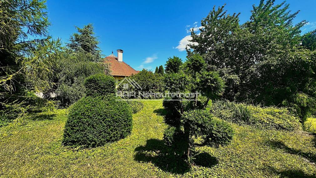 7-izb. Rodinný dom s bazénom a vlastnou Botanickou záhradou na pozemku 5.100 m2, len 30 min od BA