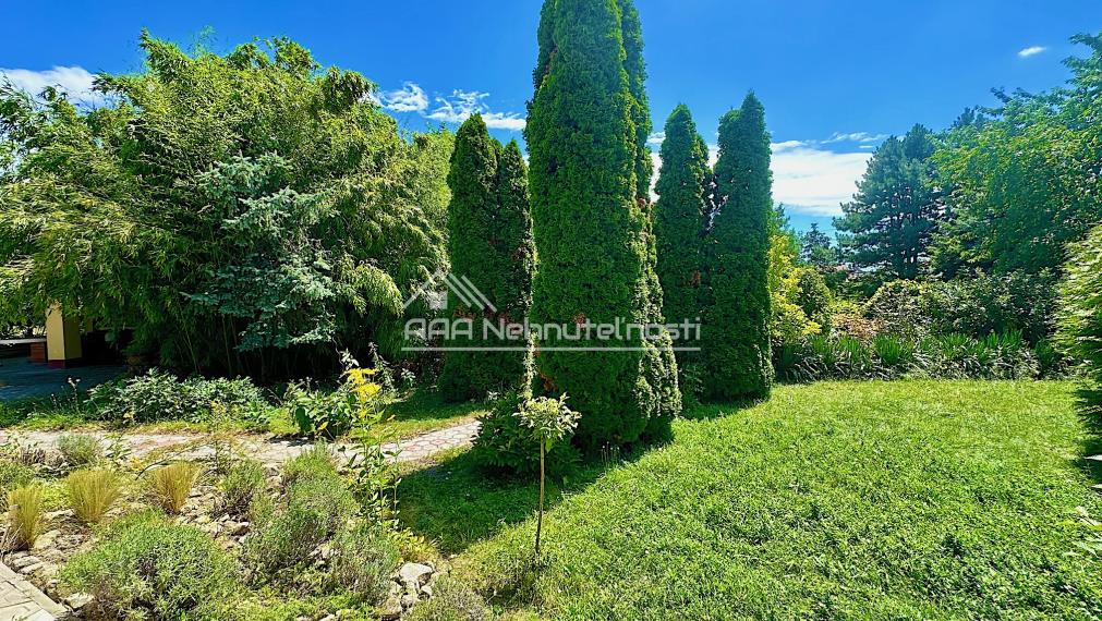 7-izb. Rodinný dom s bazénom a vlastnou Botanickou záhradou na pozemku 5.100 m2, len 30 min od BA