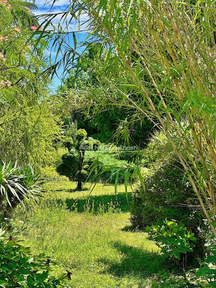 7-izb. Rodinný dom s bazénom a vlastnou Botanickou záhradou na pozemku 5.100 m2, len 30 min od BA