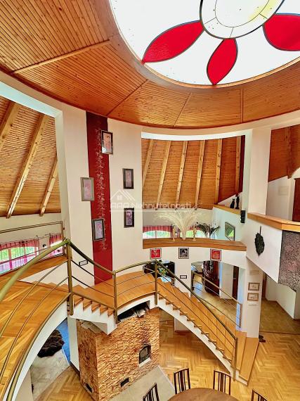 7-izb. Rodinný dom s bazénom a vlastnou Botanickou záhradou na pozemku 5.100 m2, len 30 min od BA