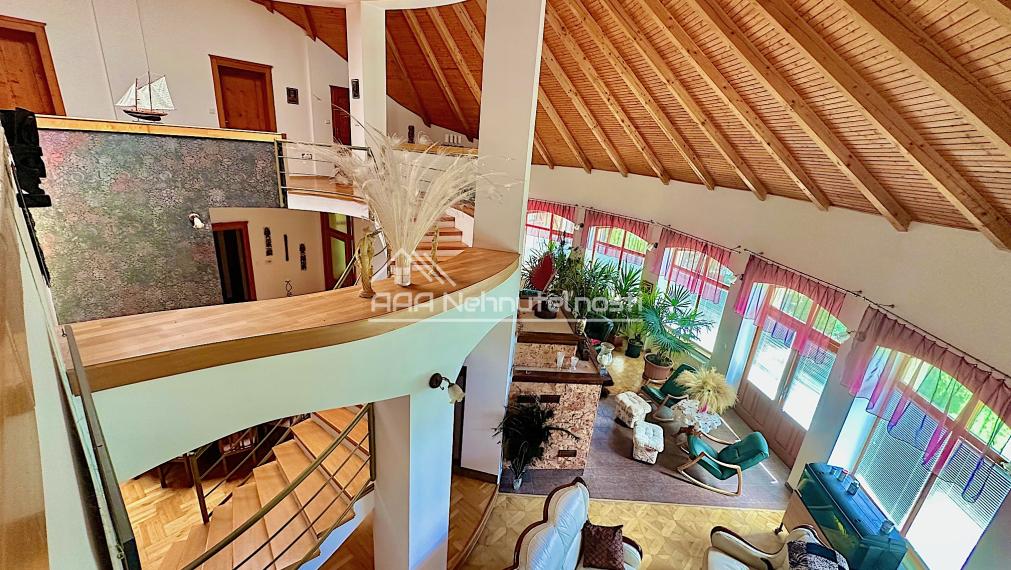 7-izb. Rodinný dom s bazénom a vlastnou Botanickou záhradou na pozemku 5.100 m2, len 30 min od BA