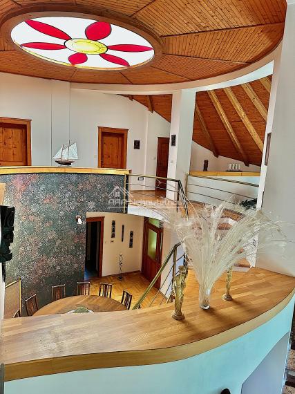 7-izb. Rodinný dom s bazénom a vlastnou Botanickou záhradou na pozemku 5.100 m2, len 30 min od BA