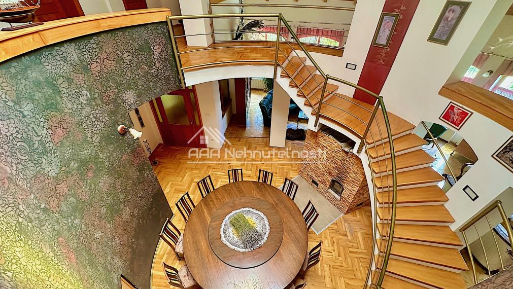 7-izb. Rodinný dom s bazénom a vlastnou Botanickou záhradou na pozemku 5.100 m2, len 30 min od BA