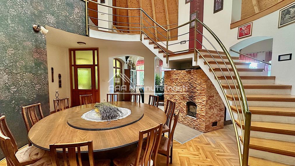 7-izb. Rodinný dom s bazénom a vlastnou Botanickou záhradou na pozemku 5.100 m2, len 30 min od BA