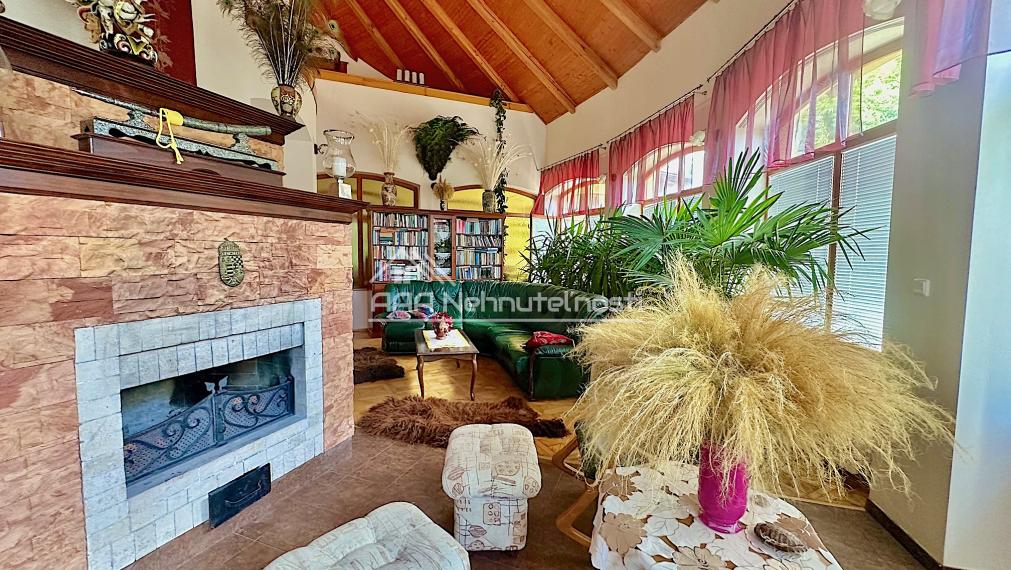 7-izb. Rodinný dom s bazénom a vlastnou Botanickou záhradou na pozemku 5.100 m2, len 30 min od BA