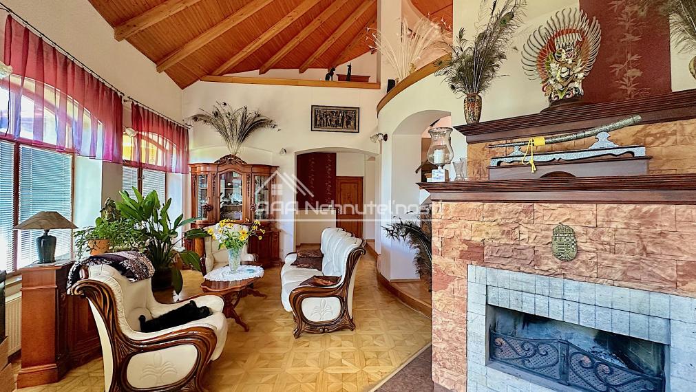 7-izb. Rodinný dom s bazénom a vlastnou Botanickou záhradou na pozemku 5.100 m2, len 30 min od BA