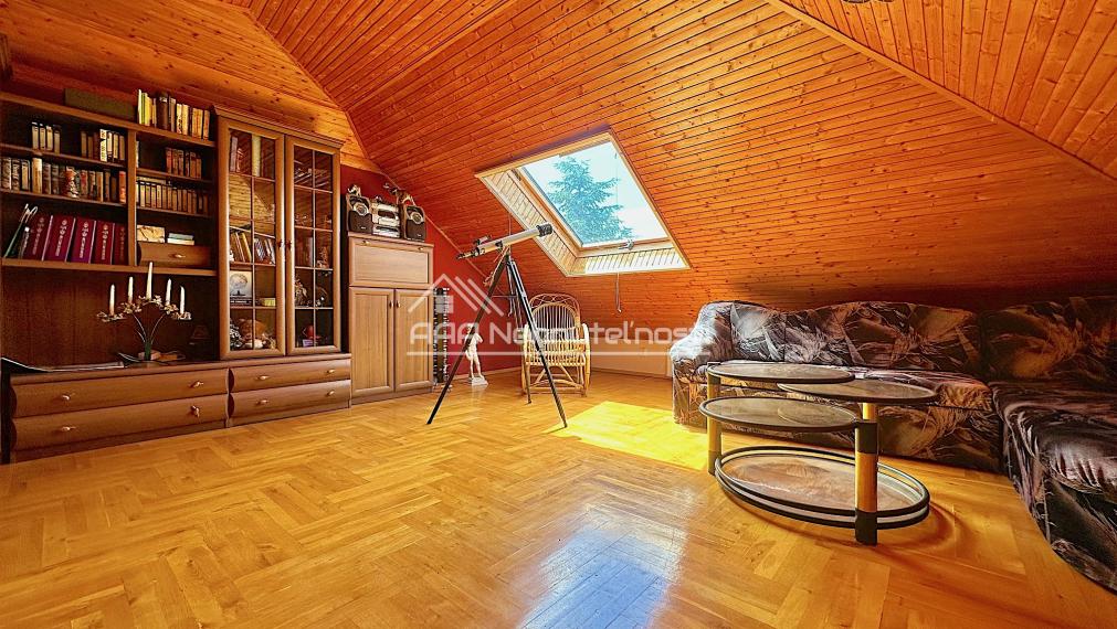 7-izb. Rodinný dom s bazénom a vlastnou Botanickou záhradou na pozemku 5.100 m2, len 30 min od BA