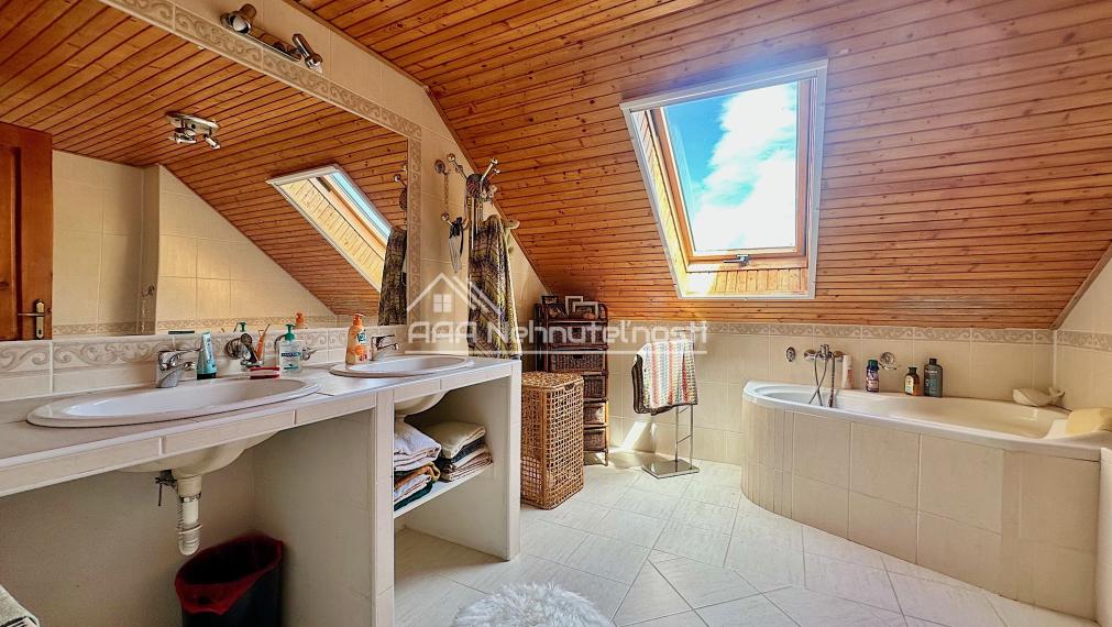 7-izb. Rodinný dom s bazénom a vlastnou Botanickou záhradou na pozemku 5.100 m2, len 30 min od BA