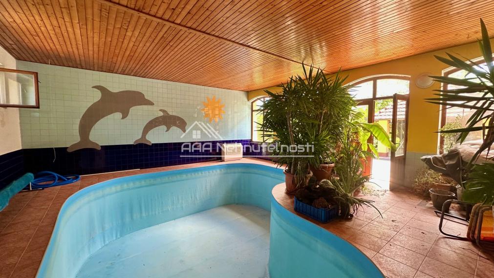 7-izb. Rodinný dom s bazénom a vlastnou Botanickou záhradou na pozemku 5.100 m2, len 30 min od BA