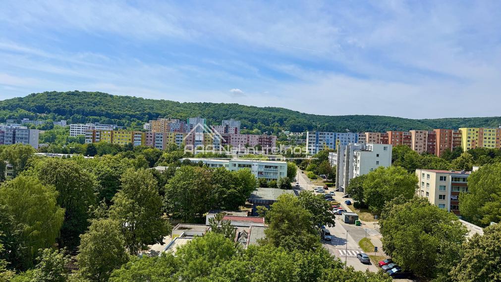 Kompletne zrekonštruovaný 3i. byt s krásnym výhľadom, BA-Dúbravka, Bagarova ul., 77 m2