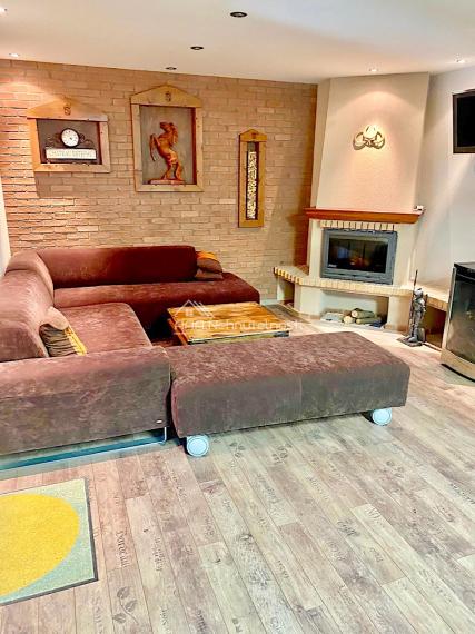 RODINNÝ DOM O ROZLOHE 550 m2 S VNÚTORNÝM BAZÉNOM A VEĽKOU TERASOU IBA 10 minút OD CENTRA BRATISLAVY