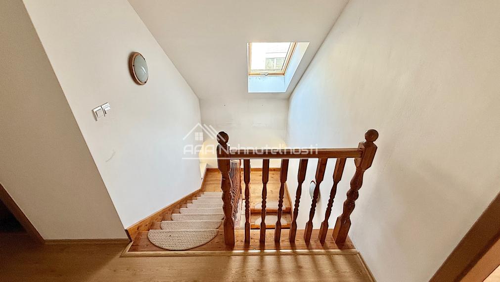 RODINNÝ DOM O ROZLOHE 550 m2 S VNÚTORNÝM BAZÉNOM A VEĽKOU TERASOU IBA 10 minút OD CENTRA BRATISLAVY