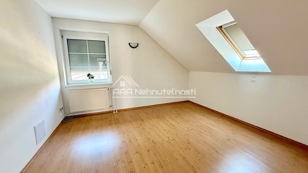RODINNÝ DOM O ROZLOHE 550 m2 S VNÚTORNÝM BAZÉNOM A VEĽKOU TERASOU IBA 10 minút OD CENTRA BRATISLAVY