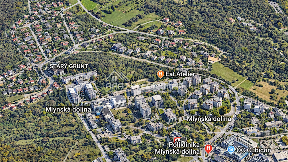 RODINNÝ DOM O ROZLOHE 550 m2 S VNÚTORNÝM BAZÉNOM A VEĽKOU TERASOU IBA 10 minút OD CENTRA BRATISLAVY