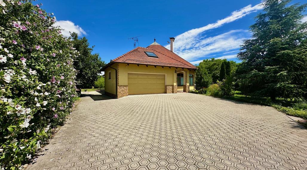 7-izb. Rodinný dom s bazénom a vlastnou Botanickou záhradou na pozemku 5.100 m2, len 30 min od BA