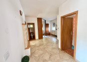 RODINNÝ DOM O ROZLOHE 550 m2 S VNÚTORNÝM BAZÉNOM A VEĽKOU TERASOU IBA 10 minút OD CENTRA BRATISLAVY - fotografia 4