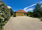 7-izb. Rodinný dom s bazénom a vlastnou Botanickou záhradou na pozemku 5.100 m2, len 30 min od BA - fotografia 11