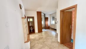 RODINNÝ DOM O ROZLOHE 550 m2 S VNÚTORNÝM BAZÉNOM A VEĽKOU TERASOU IBA 10 minút OD CENTRA BRATISLAVY - fotografia 4