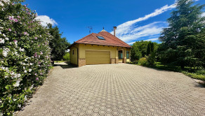 7-izb. Rodinný dom s bazénom a vlastnou Botanickou záhradou na pozemku 5.100 m2, len 30 min od BA - fotografia 11