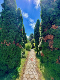 7-izb. Rodinný dom s bazénom a vlastnou Botanickou záhradou na pozemku 5.100 m2, len 30 min od BA - fotografia 19