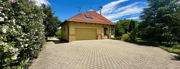 7-izb. Rodinný dom s bazénom a vlastnou Botanickou záhradou na pozemku 5.100 m2, len 30 min od BA