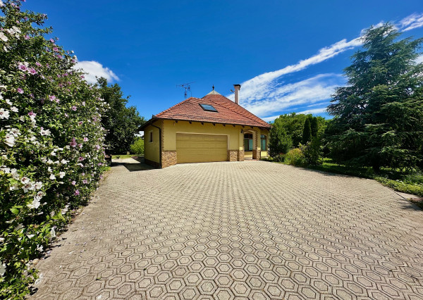 7-izb. Rodinný dom s bazénom a vlastnou Botanickou záhradou na pozemku 5.100 m2, len 30 min od BA