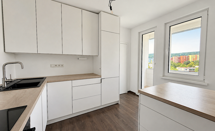 Kompletne zrekonštruovaný 3i. byt s krásnym výhľadom, BA-Dúbravka, Bagarova ul., 77 m2