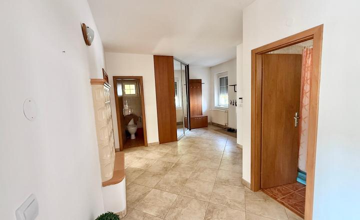 RODINNÝ DOM O ROZLOHE 550 m2 S VNÚTORNÝM BAZÉNOM A VEĽKOU TERASOU IBA 10 minút OD CENTRA BRATISLAVY - fotografia 3
