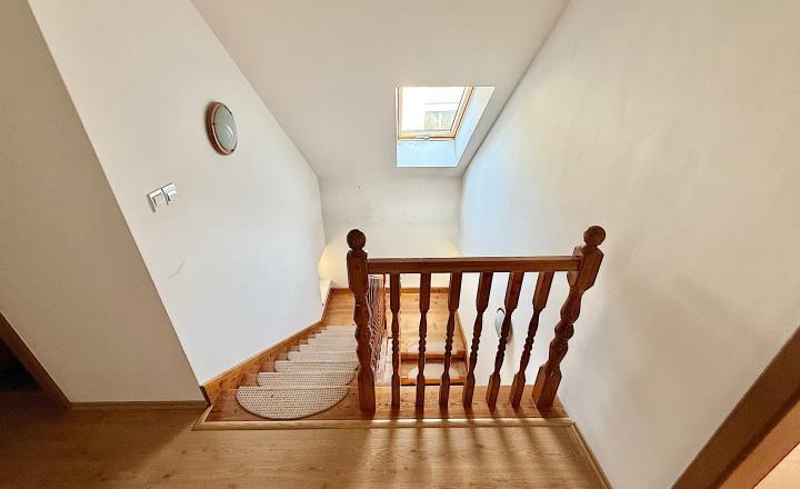 RODINNÝ DOM O ROZLOHE 550 m2 S VNÚTORNÝM BAZÉNOM A VEĽKOU TERASOU IBA 10 minút OD CENTRA BRATISLAVY - fotografia 4