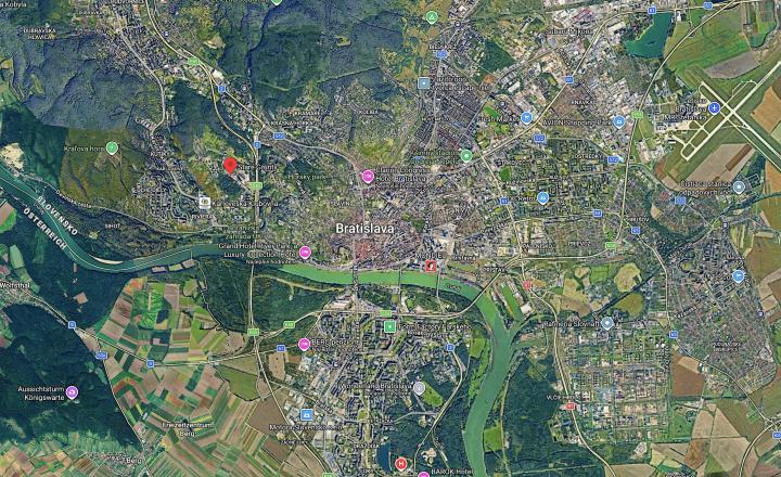 RODINNÝ DOM O ROZLOHE 550 m2 S VNÚTORNÝM BAZÉNOM A VEĽKOU TERASOU IBA 10 minút OD CENTRA BRATISLAVY - fotografia 13