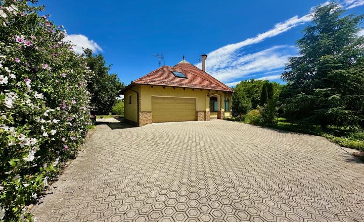 7-izb. Rodinný dom s bazénom a vlastnou Botanickou záhradou na pozemku 5.100 m2, len 30 min od BA - fotografia 10