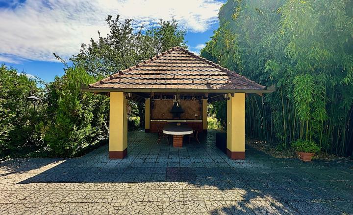 7-izb. Rodinný dom s bazénom a vlastnou Botanickou záhradou na pozemku 5.100 m2, len 30 min od BA - fotografia 12
