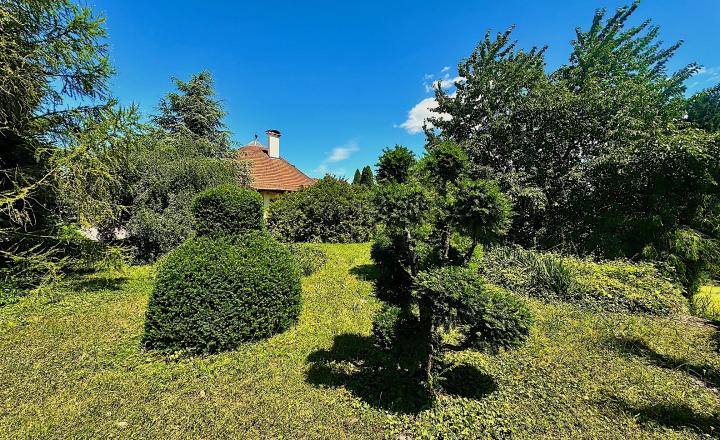 7-izb. Rodinný dom s bazénom a vlastnou Botanickou záhradou na pozemku 5.100 m2, len 30 min od BA - fotografia 14