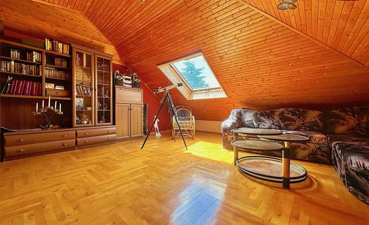 7-izb. Rodinný dom s bazénom a vlastnou Botanickou záhradou na pozemku 5.100 m2, len 30 min od BA - fotografia 7