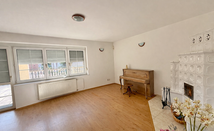 RODINNÝ DOM O ROZLOHE 550 m2 S VNÚTORNÝM BAZÉNOM A VEĽKOU TERASOU IBA 10 minút OD CENTRA BRATISLAVY - fotografia 5
