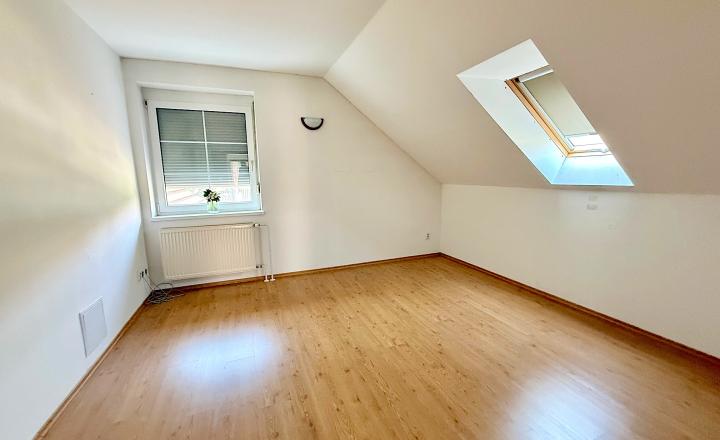 RODINNÝ DOM O ROZLOHE 550 m2 S VNÚTORNÝM BAZÉNOM A VEĽKOU TERASOU IBA 10 minút OD CENTRA BRATISLAVY - fotografia 6