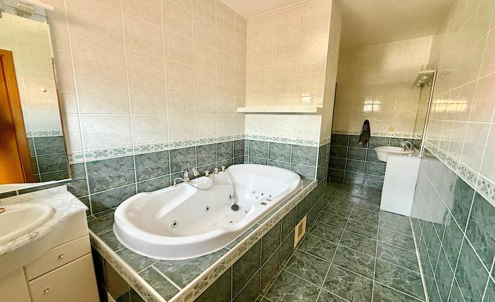 RODINNÝ DOM O ROZLOHE 550 m2 S VNÚTORNÝM BAZÉNOM A VEĽKOU TERASOU IBA 10 minút OD CENTRA BRATISLAVY - fotografia 7