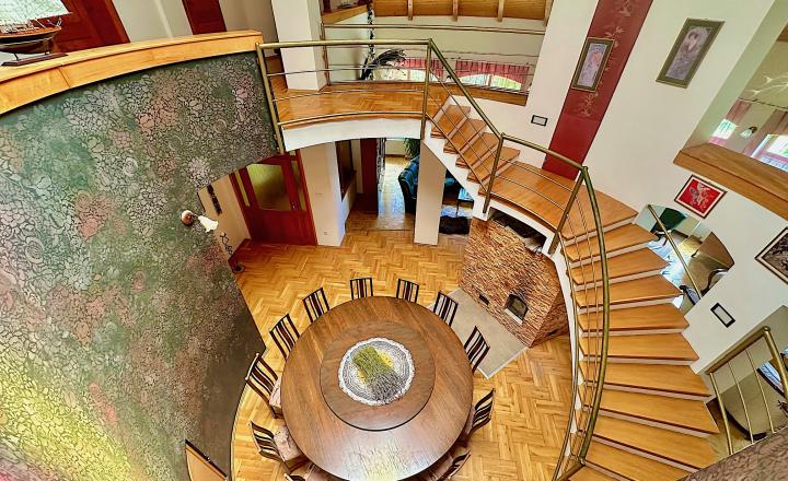 7-izb. Rodinný dom s bazénom a vlastnou Botanickou záhradou na pozemku 5.100 m2, len 30 min od BA - fotografia 1