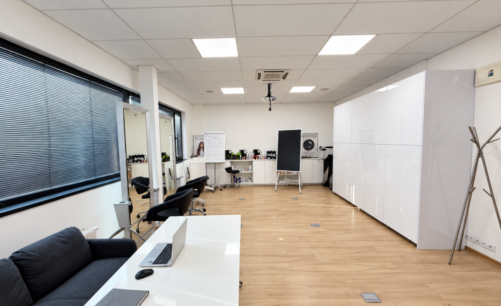 Kadernícky / beauty priestor | školiaca miestnosť | 55 m² - fotografia 1