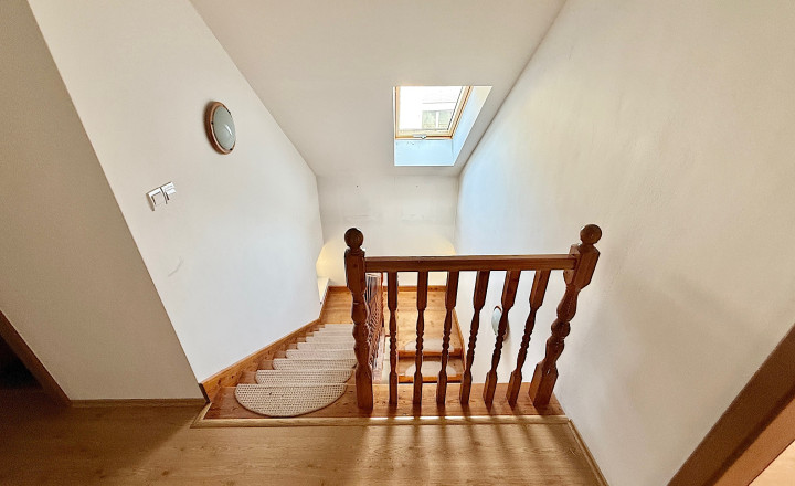 RODINNÝ DOM O ROZLOHE 550 m2 S VNÚTORNÝM BAZÉNOM A VEĽKOU TERASOU IBA 10 minút OD CENTRA BRATISLAVY - fotografia 5