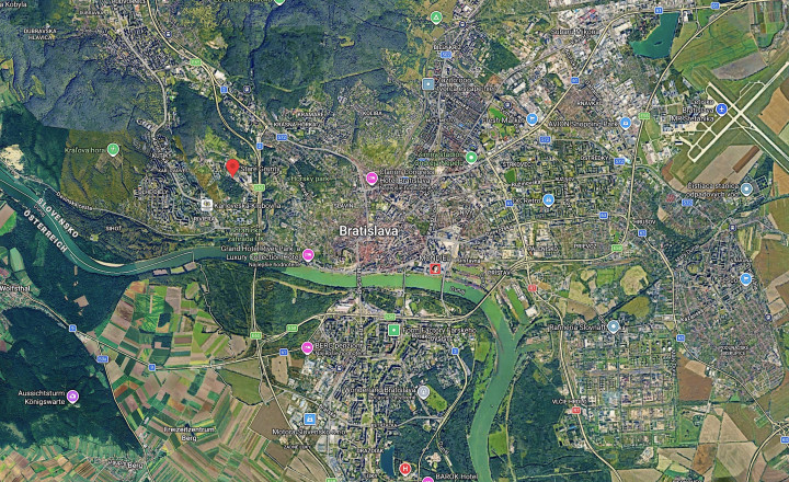 RODINNÝ DOM O ROZLOHE 550 m2 S VNÚTORNÝM BAZÉNOM A VEĽKOU TERASOU IBA 10 minút OD CENTRA BRATISLAVY - fotografia 13