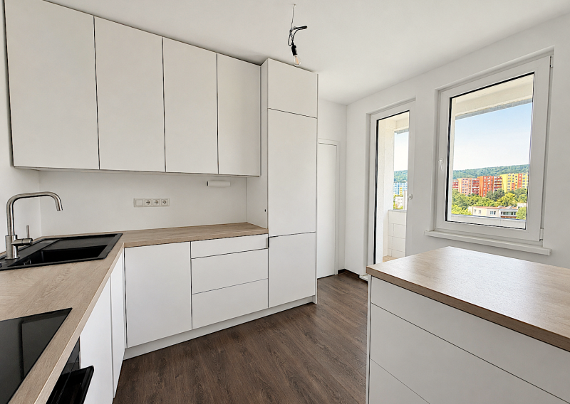 Kompletne zrekonštruovaný 3i. byt s krásnym výhľadom, BA-Dúbravka, Bagarova ul., 77 m2